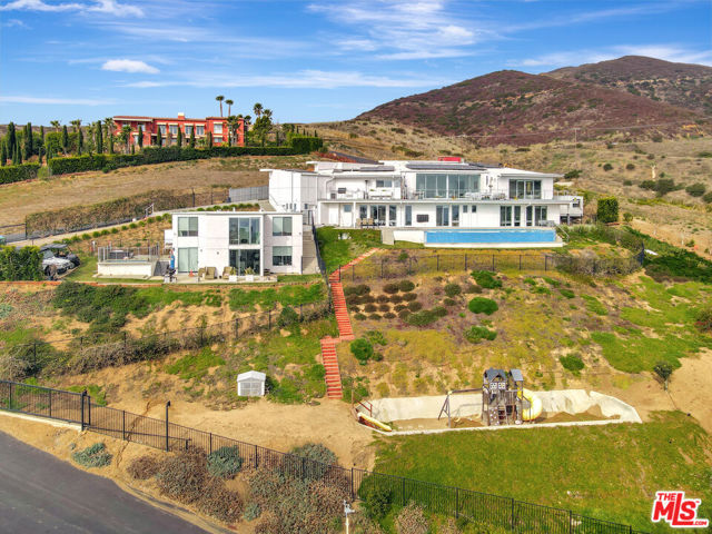 28405 Via Acero Street, Malibu CA: https://media.crmls.org/mediaz/e04e3dad-2682-4d8f-8efc-c3213e89b2f8.jpg
