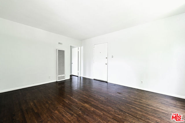 5533 W Jefferson Boulevard, Los Angeles CA: https://media.crmls.org/mediaz/e04efc82-f807-4c62-9193-ce431b78ef27.jpg