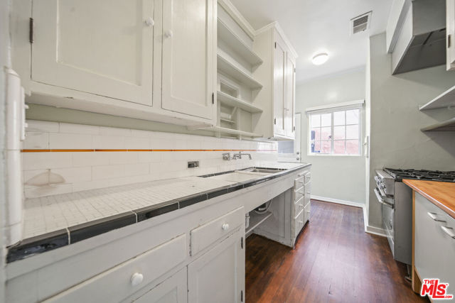 6686 Emmet Terrace, Los Angeles CA: https://media.crmls.org/mediaz/e04fac66-13a6-4961-a1d0-a35ba8a569f7.jpg