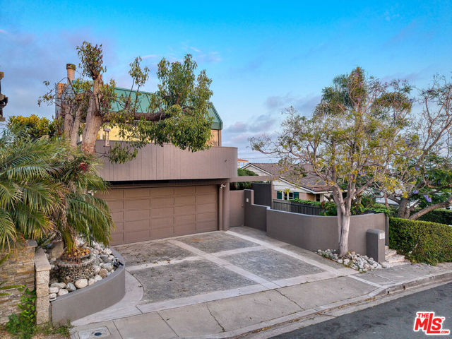 253 Fairview Street, Laguna Beach CA: https://media.crmls.org/mediaz/e04fb772-2aa2-47a8-8d69-f6329ef4dc7b.jpg