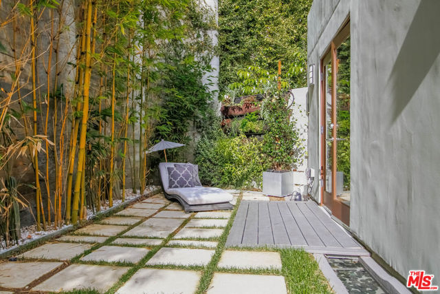 1929 N CURSON Place, Los Angeles CA: https://media.crmls.org/mediaz/e05019b2-5f82-4f13-b5a9-b0b62fbd3284.jpg