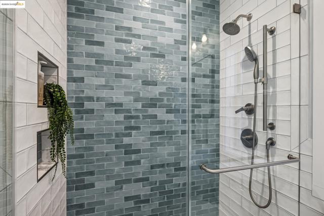 6426 Benvenue Ave, Oakland CA: https://media.crmls.org/mediaz/e0506c9d-a074-4d29-a474-dba5f1e7f17f.jpg
