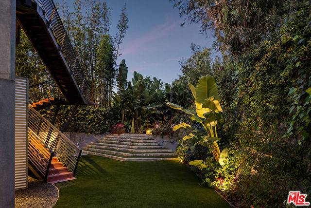 562 Stassi Lane, Santa Monica CA: https://media.crmls.org/mediaz/e051b6d5-e9a1-4904-af4b-9e0835307dfa.jpg