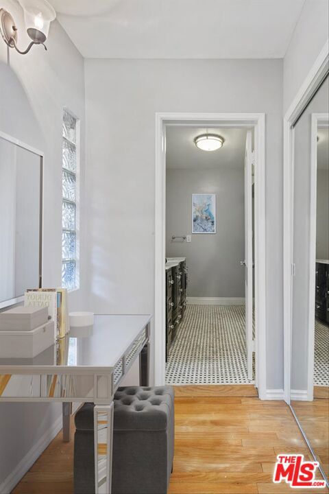 4922 Hayvenhurst Avenue, Encino CA: https://media.crmls.org/mediaz/e0521c79-2ff3-4e36-a126-249d268c2b51.jpg