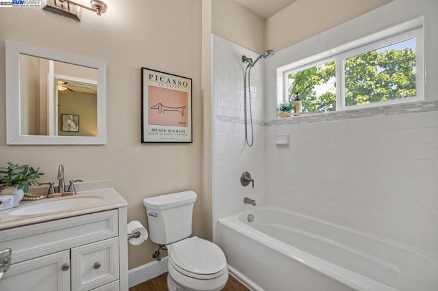 200 Valletta Ln, Pleasanton CA: https://media.crmls.org/mediaz/e052686f-4d45-42af-aca1-ec08fa0c2846.jpg