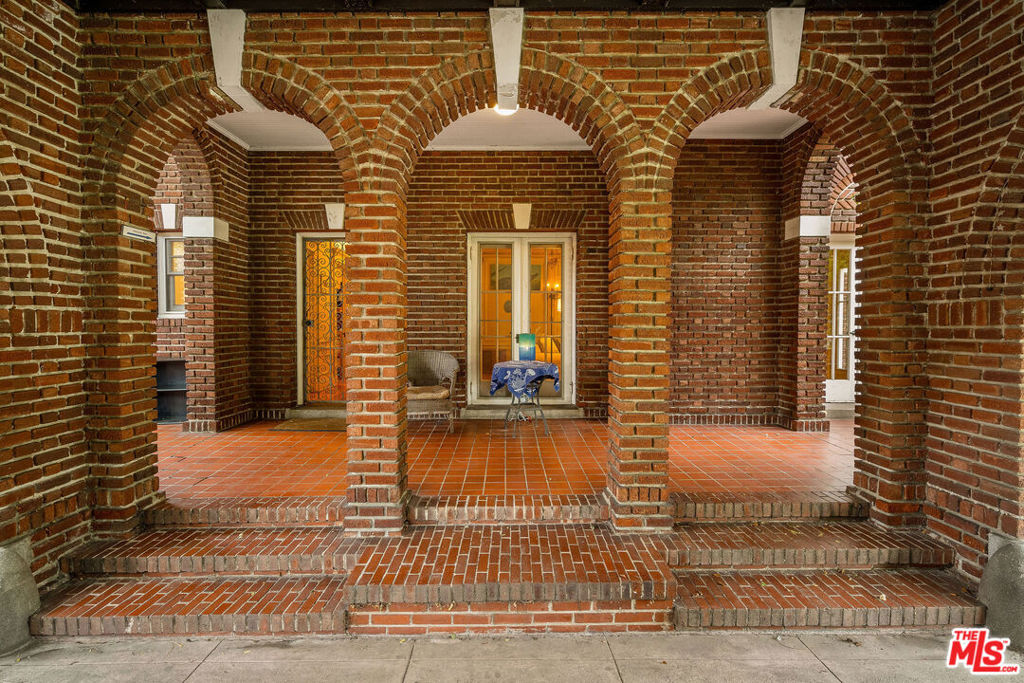 https://media.crmls.org/mediaz/e052d72a-90b5-47c4-a485-0a9d97313967.jpg?preset=X-Large