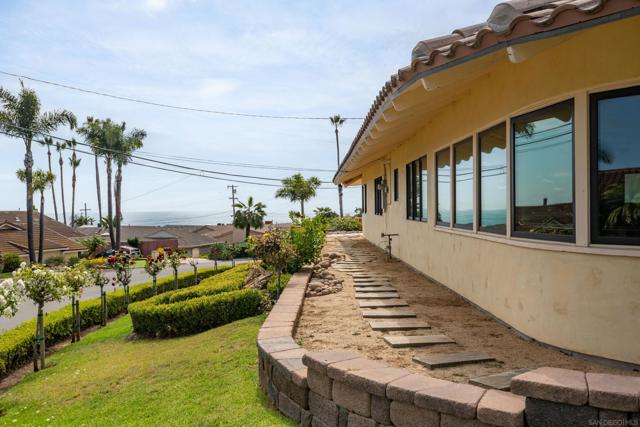5602 Ladybird Lane, La Jolla CA: https://media.crmls.org/mediaz/e052e200-9fdd-4d8a-af85-0ce3260e5046.jpg