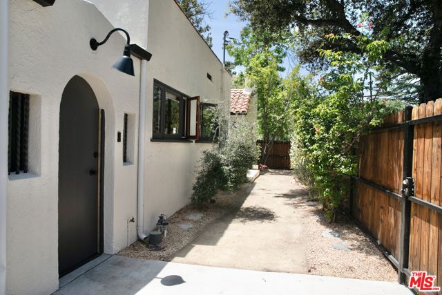 898 N Chester Avenue, Pasadena CA: https://media.crmls.org/mediaz/e053320f-4451-4198-b8af-eb9a9051c829.jpg