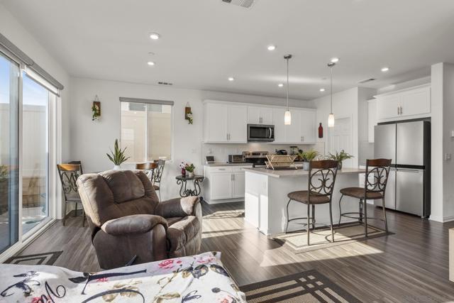 532 Enzo St, Lake Elsinore CA: https://media.crmls.org/mediaz/e0539711-47bb-4ce8-9635-22c2a1291b80.jpg