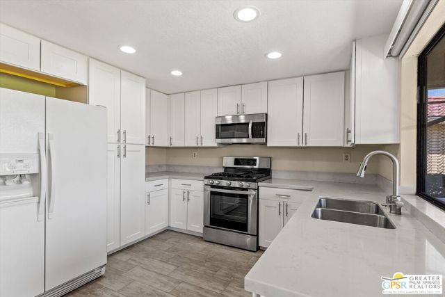 34 Camino Arroyo Place, Palm Desert CA: https://media.crmls.org/mediaz/e053c378-1f43-4de8-95f5-d31dd1585549.jpg