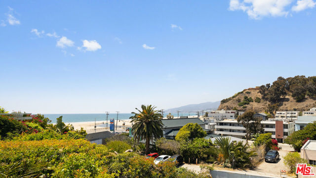 117 Ocean Way, Santa Monica CA: https://media.crmls.org/mediaz/e0557cab-789d-4283-a2c5-cc27853cb9a5.jpg