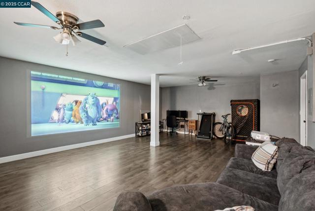 4813 Carrington Dr, Oakley CA: https://media.crmls.org/mediaz/e055f882-3d1b-4043-9466-ca272ef0ba7b.jpg