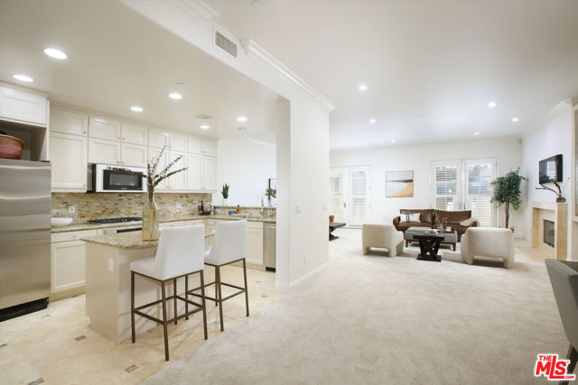 143 N Arnaz Drive, Beverly Hills CA: https://media.crmls.org/mediaz/e0566c36-3b7b-4b83-83a3-18ceb598f8e9.jpg