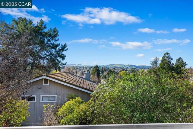 207 Midway Dr, Martinez CA: https://media.crmls.org/mediaz/e05674bc-81f6-4c7a-b09d-70e29bfed78d.jpg