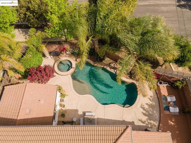 719 Monte Verde Ln, Brentwood CA: https://media.crmls.org/mediaz/e056b53f-e940-4079-8c02-72fd2015cae2.jpg