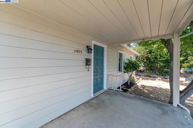 17673 Dorson Ln, Castro Valley CA: https://media.crmls.org/mediaz/e056d8b6-6f28-49cb-81bd-31e3dc377646.jpg