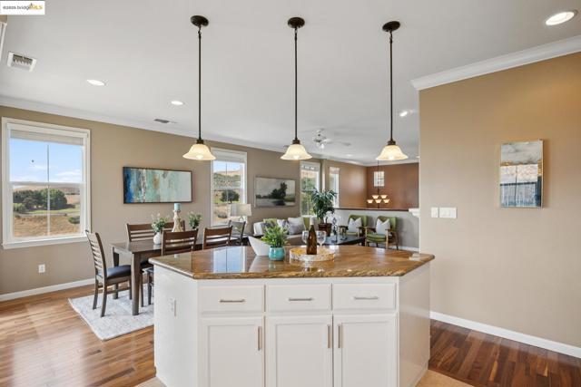 6686 Chalk Hill Ln, Vallejo CA: https://media.crmls.org/mediaz/e057684f-ded7-43f9-8a4a-a9d4a20d5c79.jpg