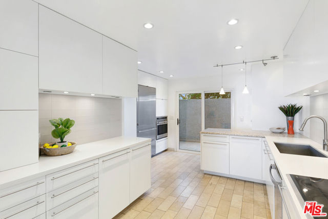 29672 Zuma Bay Way, Malibu CA: https://media.crmls.org/mediaz/e057db61-cd8c-4ed7-b2a4-f12250a3b15f.jpg