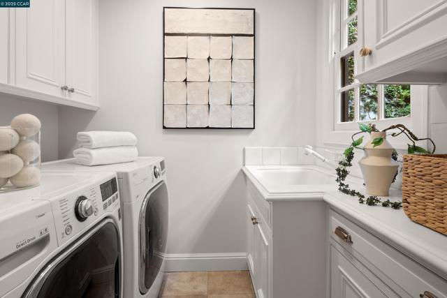 9 El Sueno, Orinda CA: https://media.crmls.org/mediaz/e0598391-8b22-473f-86a8-bed604ef5515.jpg