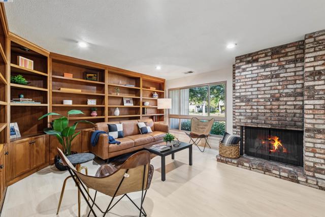 1026 Trellis Ln, Alameda CA: https://media.crmls.org/mediaz/e05a18e4-2b15-48cf-a657-8bcc041bf1e2.jpg