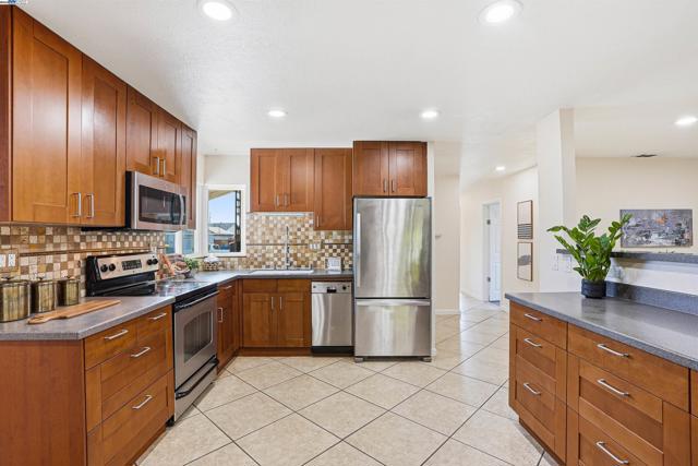 6179 Tourraine Dr, Newark CA: https://media.crmls.org/mediaz/e05c57f4-4e3c-4138-90de-53d6fb9b5a7b.jpg