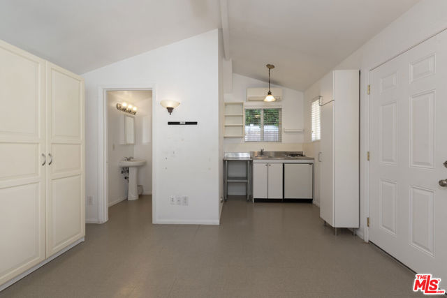 4316 Beeman Avenue, Studio City CA: https://media.crmls.org/mediaz/e05d2e54-8368-40f7-acb7-3aaee45a02a1.jpg