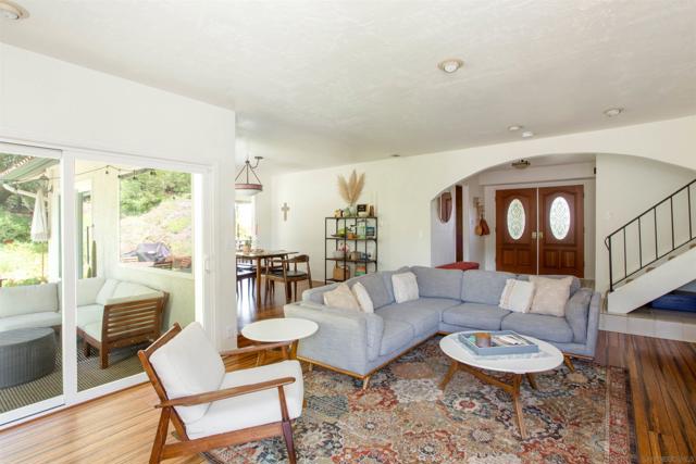 28628 Mountain Meadow Rd, Escondido CA: https://media.crmls.org/mediaz/e05d354e-5fd2-403f-b22c-cffa165b3719.jpg