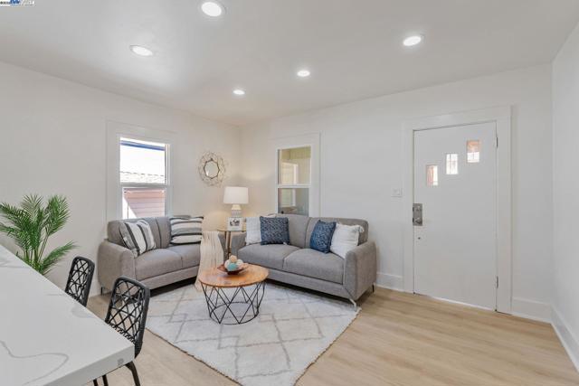 2720 Short St, Oakland CA: https://media.crmls.org/mediaz/e05e6340-f1a7-4810-b14d-2119d11addf4.jpg