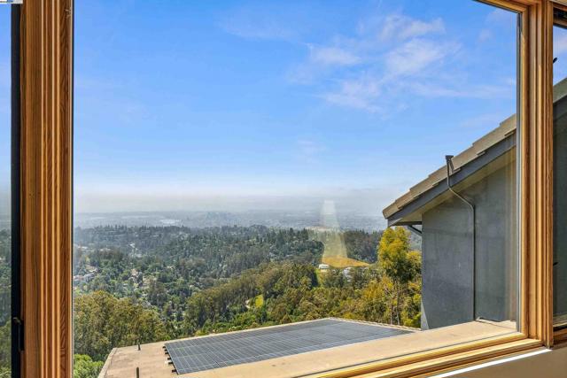 103 Diablo Dr, Oakland CA: https://media.crmls.org/mediaz/e05f2eb7-44c9-427c-a1bb-081504da5b2f.jpg