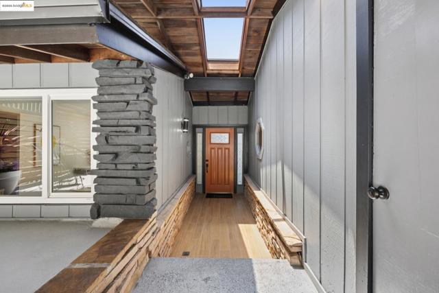5920 Ascot Dr, Oakland CA: https://media.crmls.org/mediaz/e05f3999-3105-49c6-9632-488d7fd2eb24.jpg