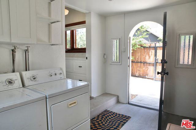 898 N Chester Avenue, Pasadena CA: https://media.crmls.org/mediaz/e0601929-dbea-4e52-be4c-b10eaff3c5cd.jpg