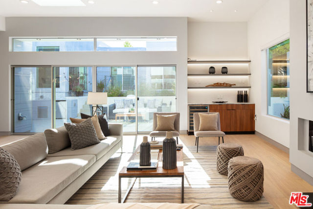 10572 Putney Road, Los Angeles CA: https://media.crmls.org/mediaz/e061db52-fd1a-4189-b5c4-f31c1e8b03c0.jpg