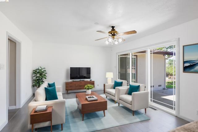 2921 Anderson Ln, Brentwood CA: https://media.crmls.org/mediaz/e061e6cb-f6d0-45bc-a1a2-aa7aa646f070.jpg