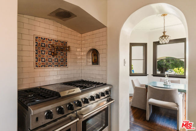 3975 Sutro Avenue, Los Angeles CA: https://media.crmls.org/mediaz/e061f834-36c7-45c0-8268-692885fe9956.jpg