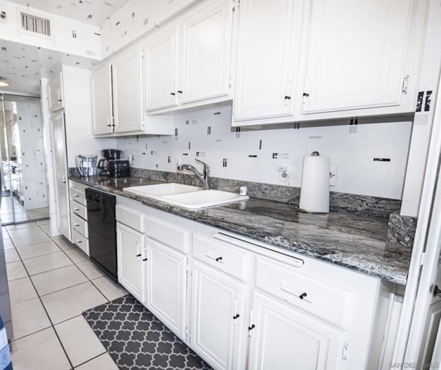 1710 Avenida Del Mundo, Coronado CA: https://media.crmls.org/mediaz/e06264ad-a682-497e-af2f-ea5a5af78a87.jpg