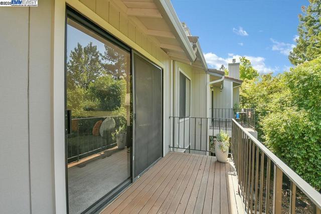 235 Via Pinada Ln, Martinez CA: https://media.crmls.org/mediaz/e06285d9-e87b-40a5-8350-c68777d45af4.jpg