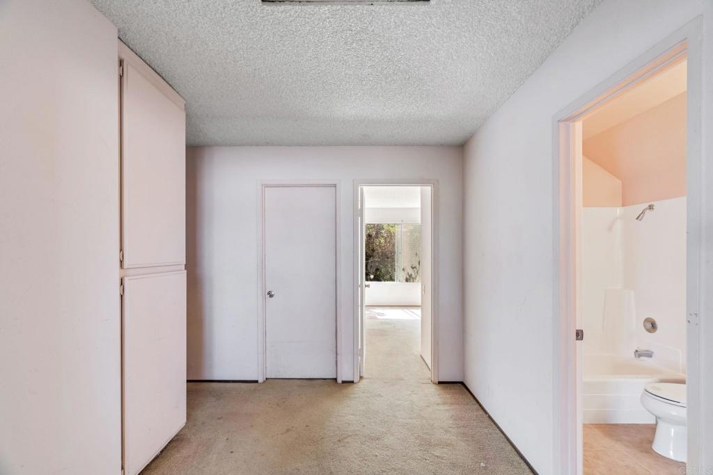 https://media.crmls.org/mediaz/e063496c-74fb-4d8f-8ce4-6a3bf0da83ce.jpg?preset=X-Large
