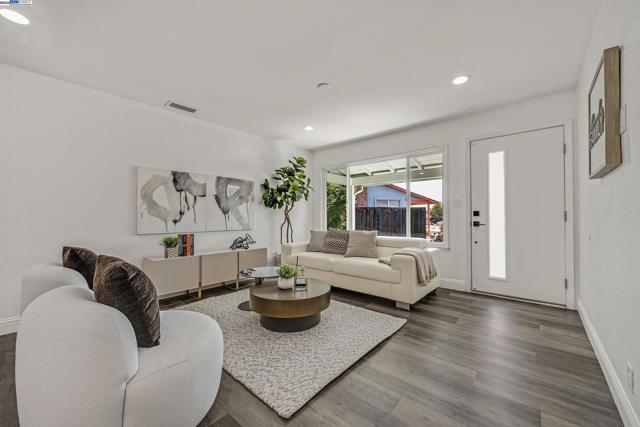 141 Peony Ct, Fremont CA: https://media.crmls.org/mediaz/e0639b10-f090-42dd-86cb-9b535bf57390.jpg