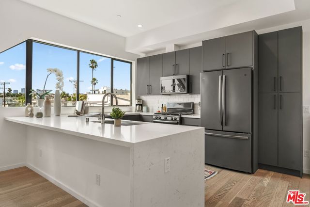 3724 1/2 Vinton Avenue, Los Angeles CA: https://media.crmls.org/mediaz/e06421ba-4869-406a-8bcb-17c660c53a20.jpg