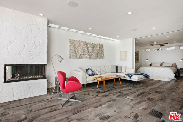 27400 Pacific Coast Highway, Malibu CA: https://media.crmls.org/mediaz/e0662042-eec6-4c9d-a746-94957bade7d6.jpg