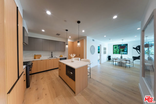10352 Riverside Drive, Toluca Lake CA: https://media.crmls.org/mediaz/e0662928-2940-4e7d-affe-035182ba46b4.jpg