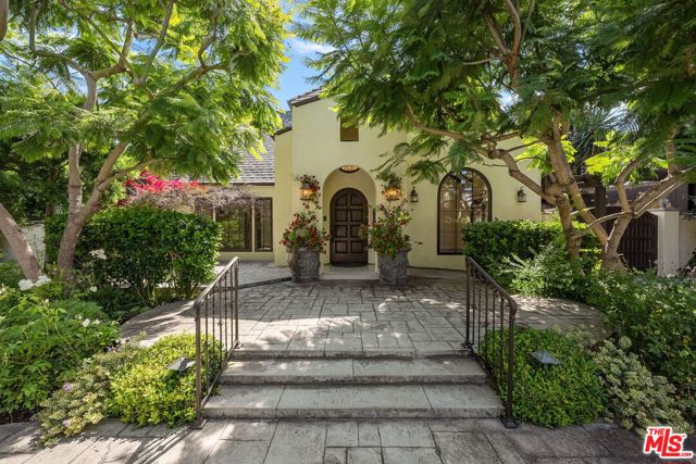 516 Lincoln Boulevard, Santa Monica CA: https://media.crmls.org/mediaz/e06666be-6d4c-446c-8284-6048ad8b6c0d.jpg