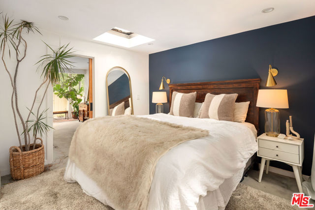 905 N Beverly Glen Boulevard, Los Angeles CA: https://media.crmls.org/mediaz/e0667d79-889d-443c-9eaf-42722e9e90dd.jpg
