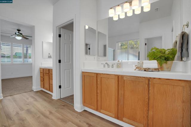 2856 Gardenside Ct, Brentwood CA: https://media.crmls.org/mediaz/e0680379-e1d2-4c77-a2b8-0edfbd528cbc.jpg