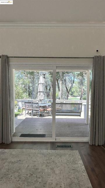 706 Lakeside Ct, Danville CA: https://media.crmls.org/mediaz/e068053d-a0b9-41c3-9c59-6790f627dac5.jpg