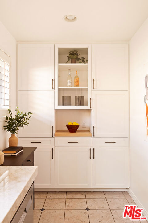 1212 Ocean Park Boulevard, Santa Monica CA: https://media.crmls.org/mediaz/e0682ca6-ca78-47d3-ba99-4bdbe50b9141.jpg