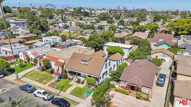 2922 8th Avenue, Los Angeles CA: https://media.crmls.org/mediaz/e068512c-1e68-4463-92e5-4ba920e25407.jpg