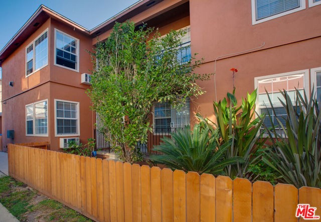1146 Venice Boulevard, Venice CA: https://media.crmls.org/mediaz/e068b00b-9a94-4df5-8fb4-21eb4f3ab0ed.jpg