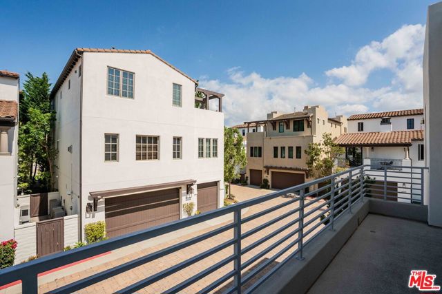 13042 W North Icon Circle, Playa Vista CA: https://media.crmls.org/mediaz/e06ab6ee-cf31-4ef0-85e8-9370a5cf4f80.jpg