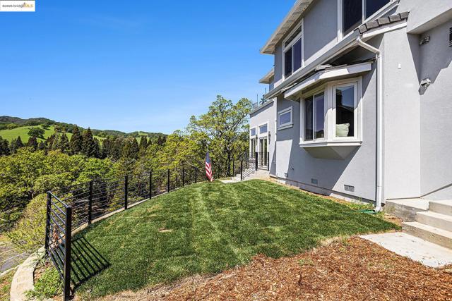 130 Arbor View Ln, Lafayette CA: https://media.crmls.org/mediaz/e06b6ead-6592-4ef9-aa8e-67c0c099d1b1.jpg